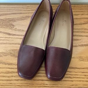 Burgundy leather Bandolino loafers size 6M